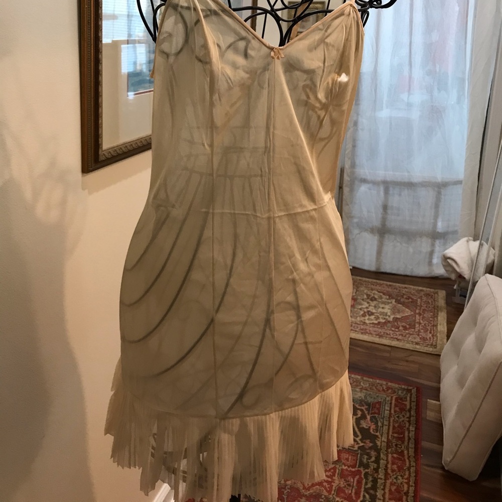 VANITY FAIR SHEER SLIP.SIZE 32.